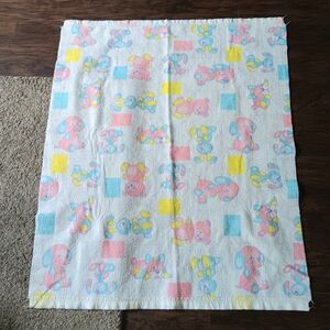 Vintage 1970s satin edge baby unisex teddy bear themed crib blanket. 42"